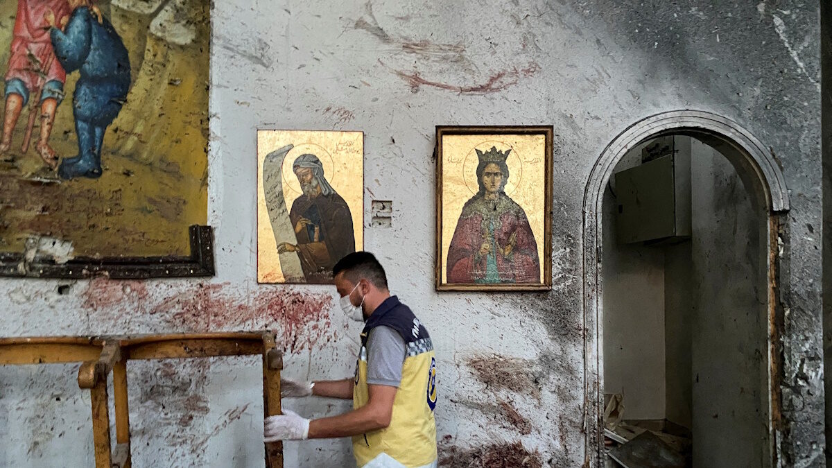 Μέλος της πολιτικής άμυνας επιθεωρεί τις ζημιές μετά την έκρηξη που συγκλόνισε την εκκλησία του Προφήτη Ηλία