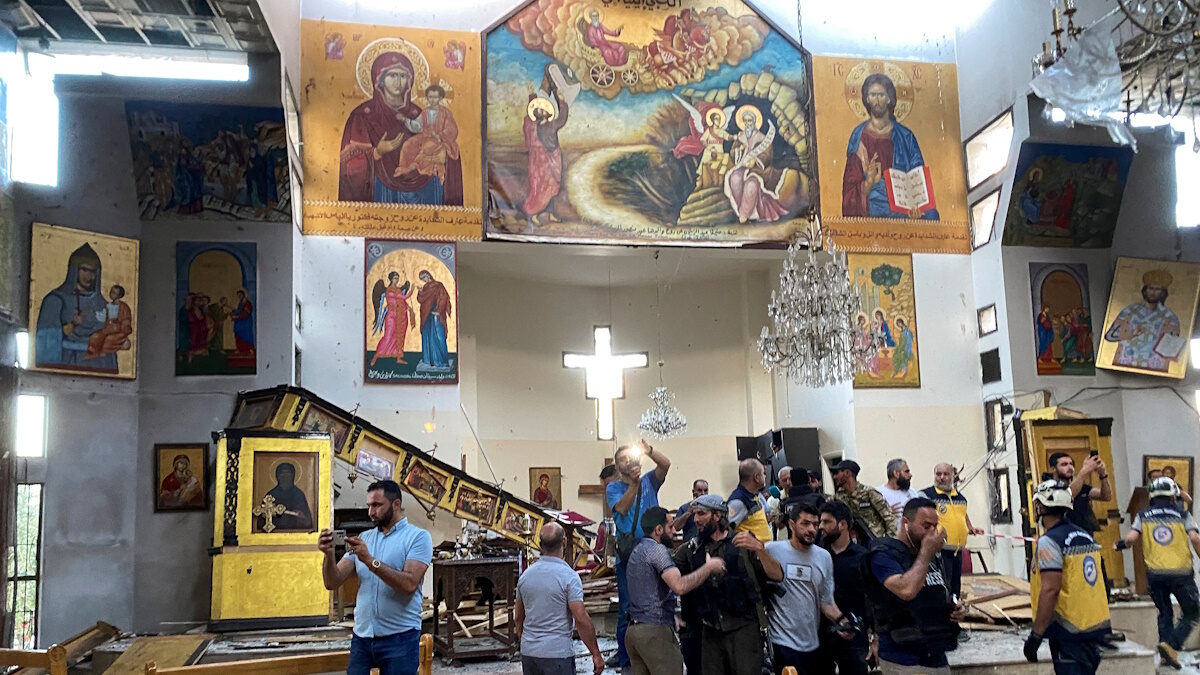 Άνθρωποι και μέλη της πολιτικής άμυνας επιθεωρούν τις ζημιές μετά την έκρηξη που συγκλόνισε την εκκλησία Mar Elias, σύμφωνα με αυτόπτες μάρτυρες, στη συνοικία Dweila της Δαμασκού