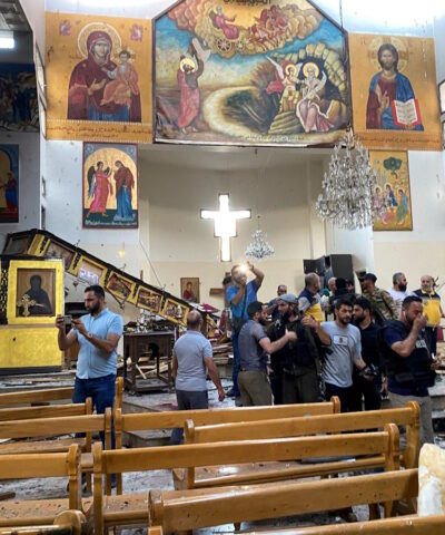 Άνθρωποι και μέλη της πολιτικής άμυνας επιθεωρούν τις ζημιές μετά την έκρηξη που συγκλόνισε την εκκλησία Mar Elias, σύμφωνα με αυτόπτες μάρτυρες, στη συνοικία Dweila της Δαμασκού
