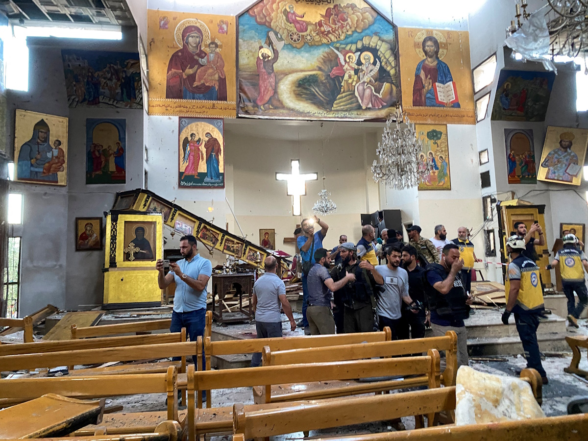 Άνθρωποι και μέλη της πολιτικής άμυνας επιθεωρούν τις ζημιές μετά την έκρηξη που συγκλόνισε την εκκλησία Mar Elias, σύμφωνα με αυτόπτες μάρτυρες, στη συνοικία Dweila της Δαμασκού