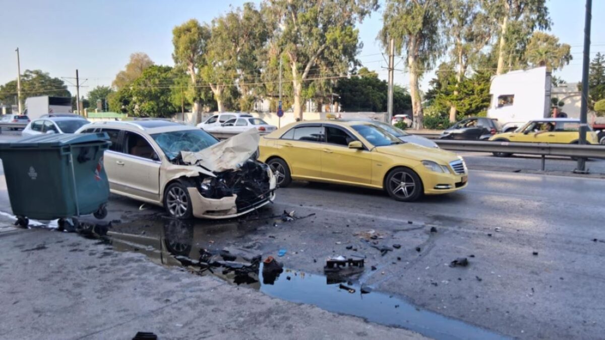 Τροχαίο στην Ποσειδώνος με σύγκρουση ταξί και απορριμματοφόρο