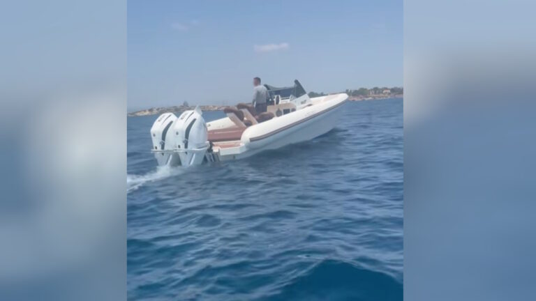 Το ταχύπλοο που αναποδογύρισε στη Βούλα