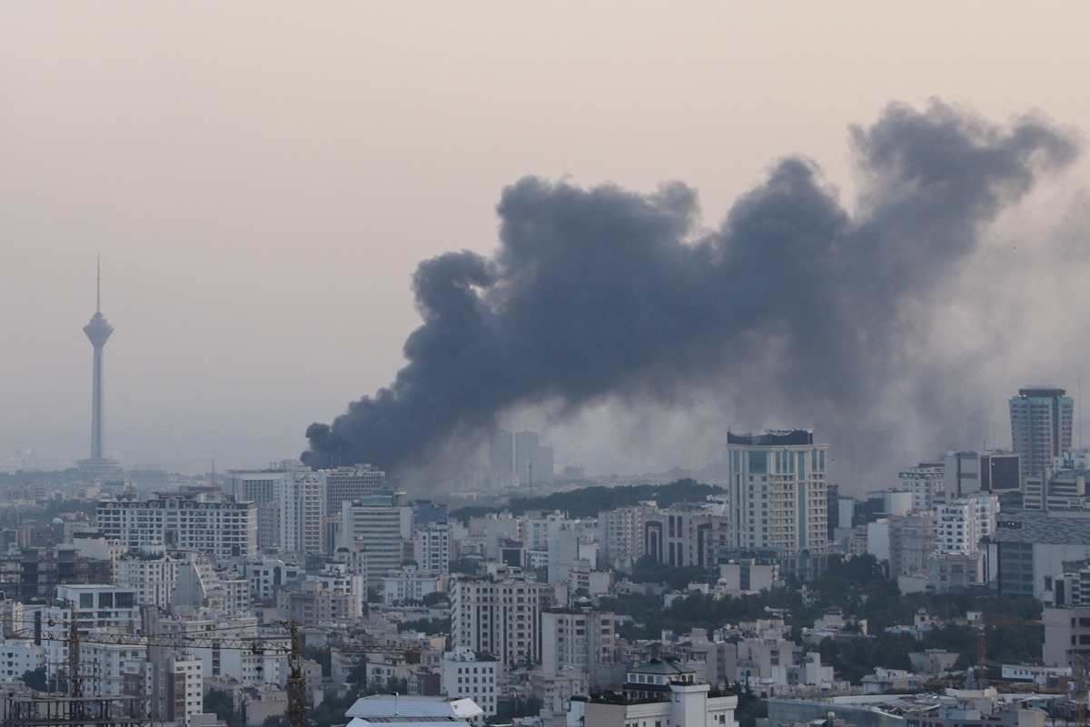 Καπνός υψώνεται μετά από ισραηλινή επίθεση στο κτίριο του IRIB, του κρατικού ραδιοτηλεοπτικού φορέα της χώρας, στην Τεχεράνη