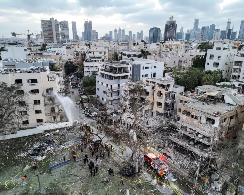 Μέση Ανατολή: Πώς το Ιράν «ξεγέλασε» το Iron Dome – Οι κάτοικοι της Τεχεράνης «θα πληρώσουν το τίμημα» απειλεί το Ισραήλ