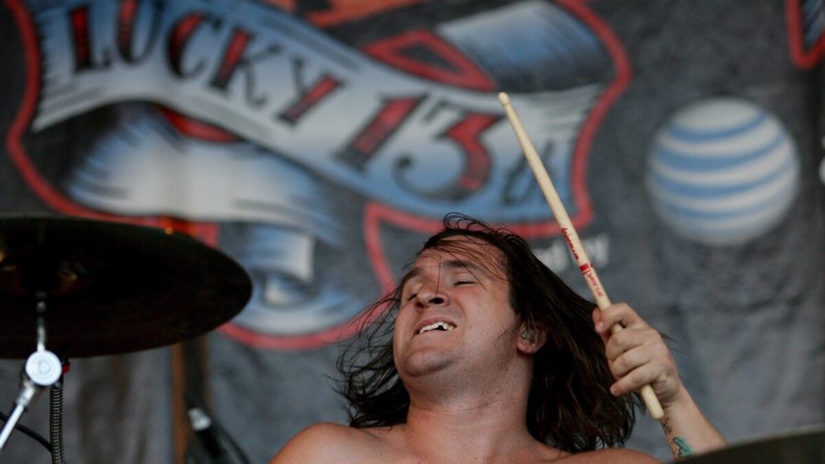Ο ντράμερ του συγκροτήματος «The Red Jumpsuit Apparatus«