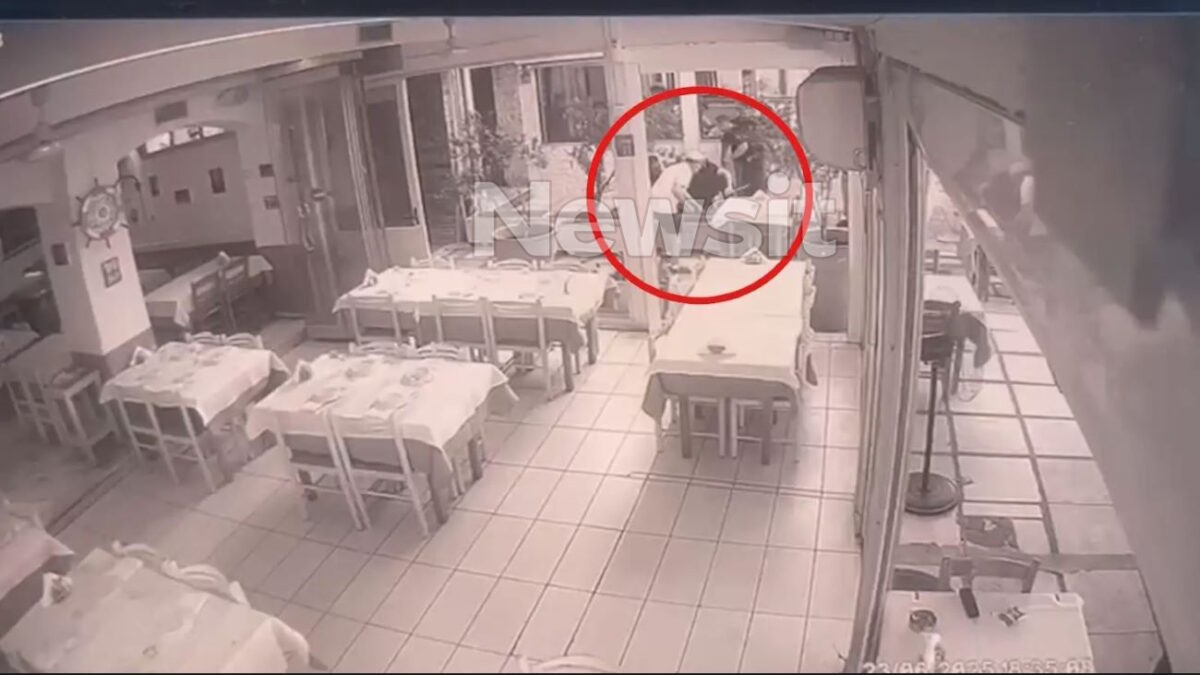 Οι αστυνομικοί αφοπλίζουν τον 64χρονο Ισπανό «σαμουράι»