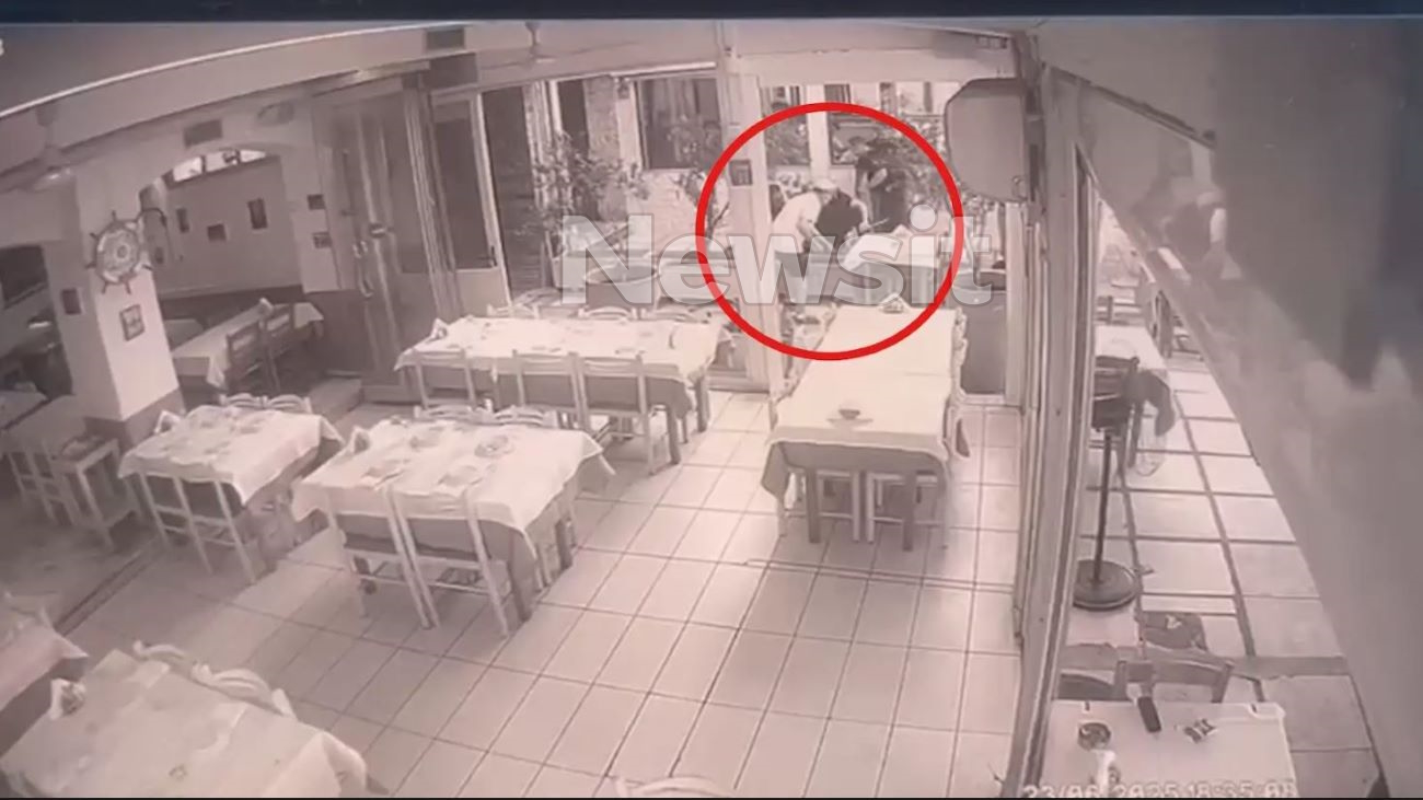 Οι αστυνομικοί αφοπλίζουν τον 64χρονο Ισπανό «σαμουράι»