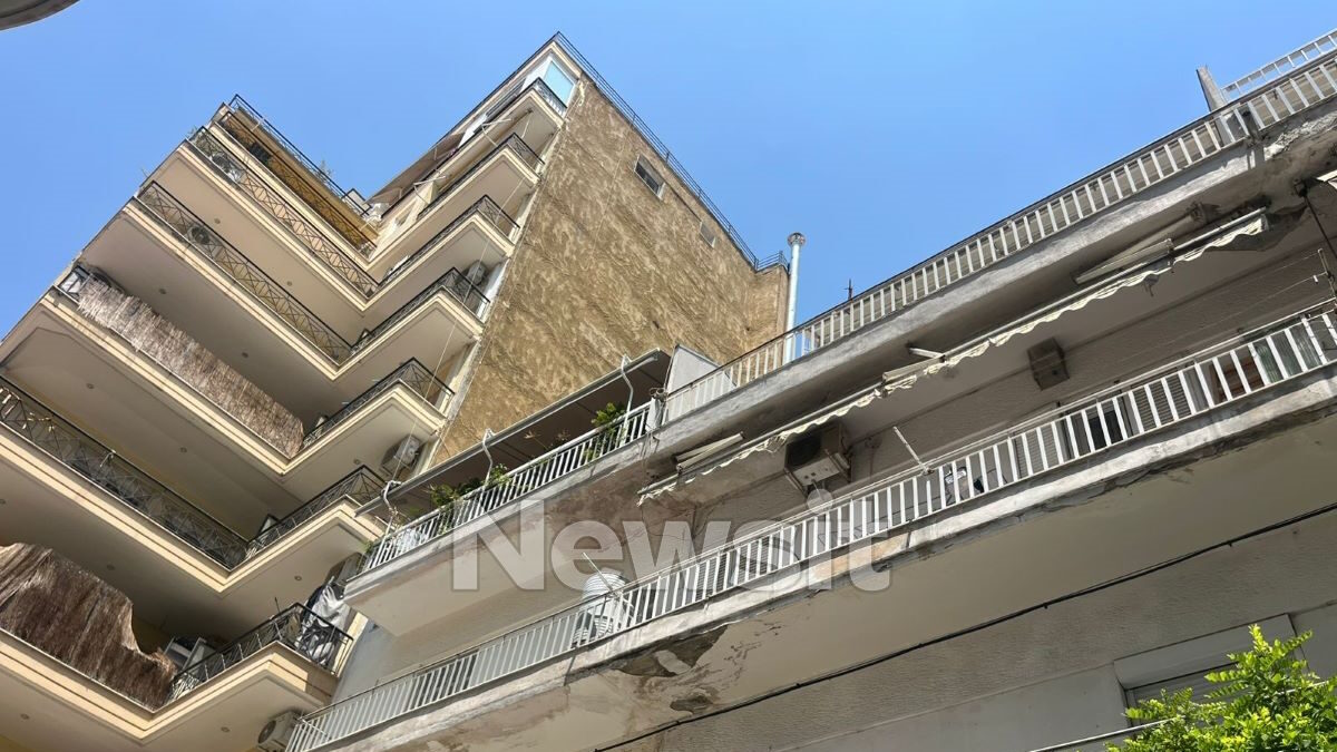 Η πολυκατοικία στη Θεσσαλονίκη όπου διέμεναν οι γονείς που άφηναν το μωρό τους στο μπαλκόνι