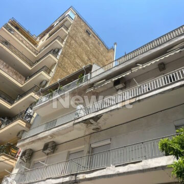 Η πολυκατοικία στη Θεσσαλονίκη όπου διέμεναν οι γονείς που άφηναν το μωρό τους στο μπαλκόνι