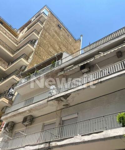 Η πολυκατοικία στη Θεσσαλονίκη όπου διέμεναν οι γονείς που άφηναν το μωρό τους στο μπαλκόνι