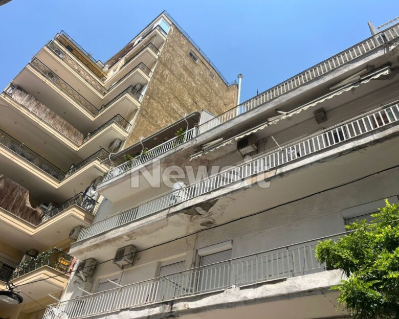 Θεσσαλονίκη: «Έλιωνε από το κλάμα, το άφηναν κάθε βράδυ έξω» λέει γειτόνισσα για το μωρό που το κλείδωσαν στο μπαλκόνι
