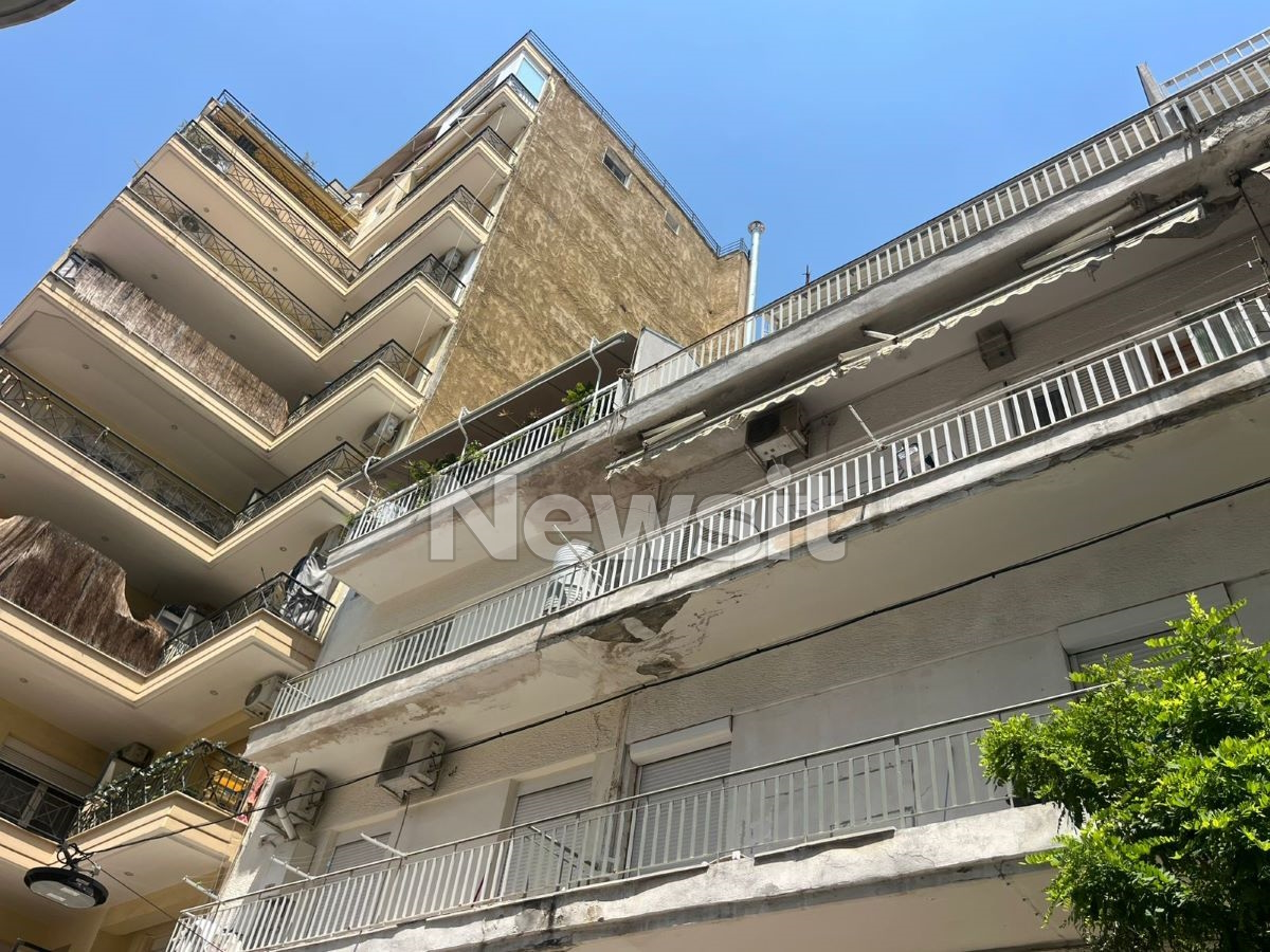 Η πολυκατοικία στη Θεσσαλονίκη όπου διέμεναν οι γονείς που άφηναν το μωρό τους στο μπαλκόνι