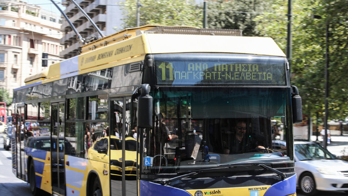 Κεραία τρόλεϊ έπεσε πάνω σε ταξί