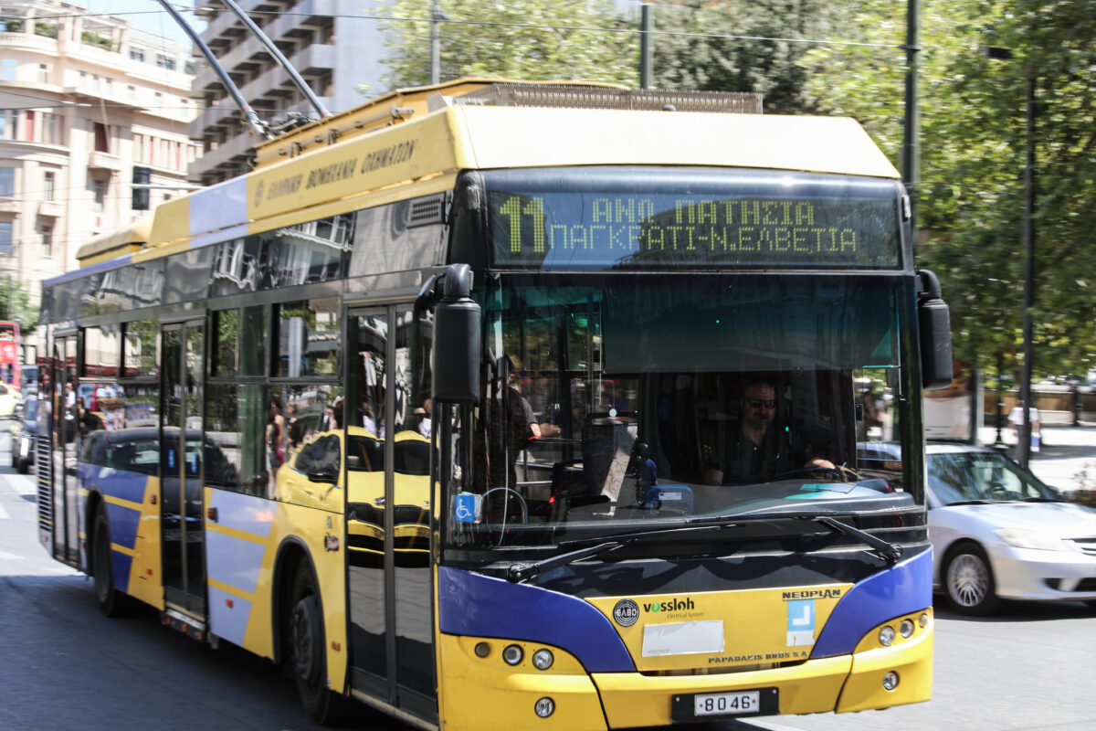 Κεραία τρόλεϊ έπεσε πάνω σε ταξί