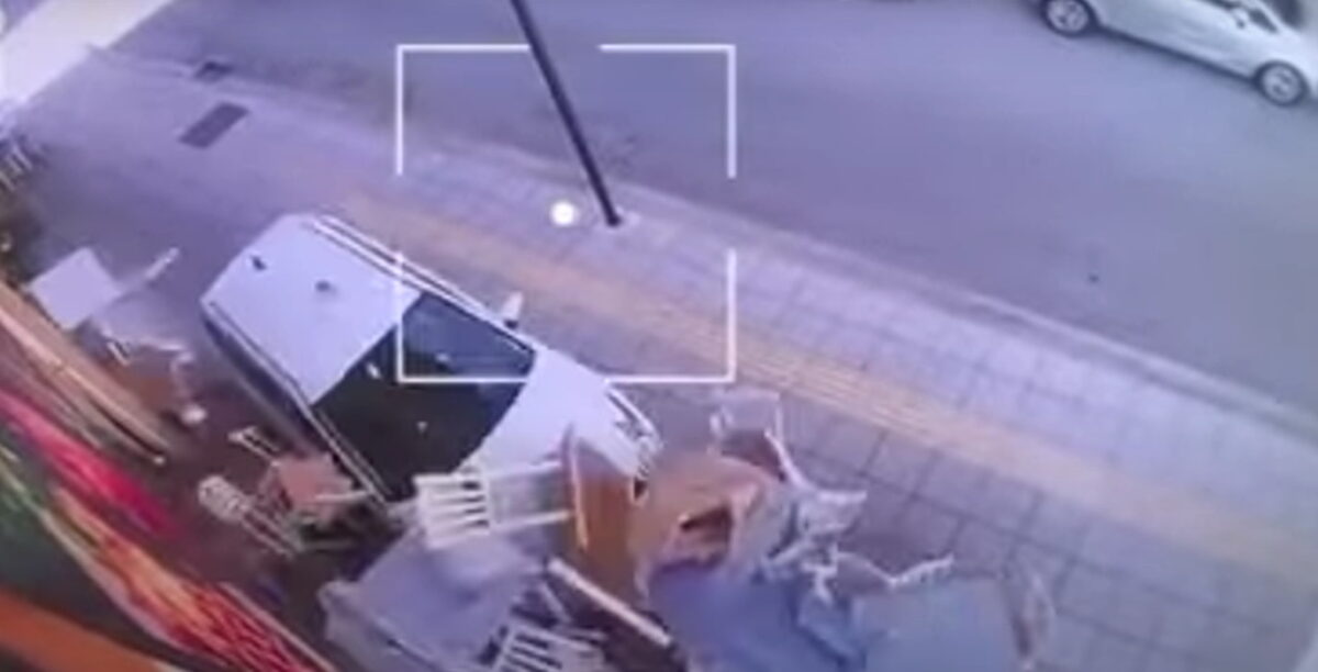 Αυτοκίνητο παίρνει σβάρνα τραπεζοκαθίσματα