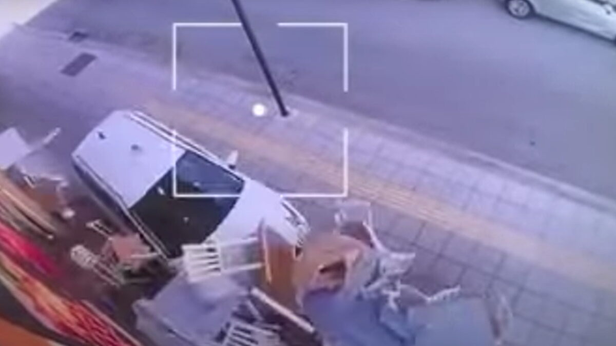 Αυτοκίνητο παίρνει σβάρνα τραπεζοκαθίσματα