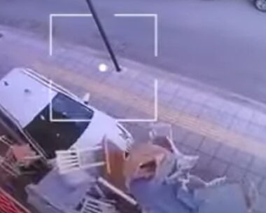 Αυτοκίνητο παίρνει σβάρνα τραπεζοκαθίσματα