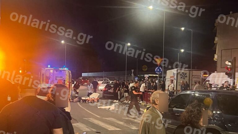 Συγκεντωμένος κόσμος στο σημείο του θανατηφόρου τροχαίου
