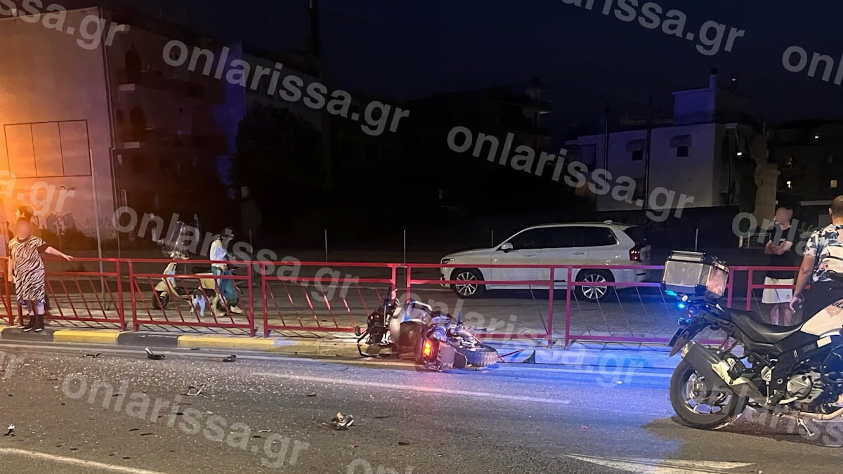 Μία μηχανή πεσμένη στο δρόμο