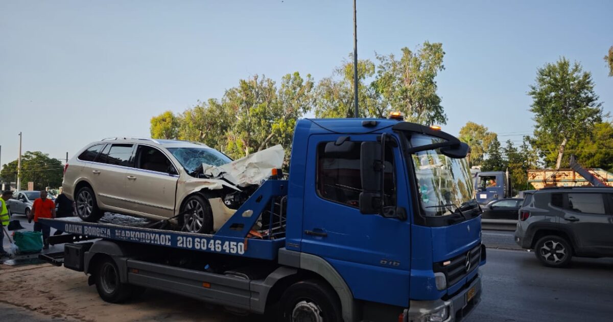 Τροχαίο στη Λεωφόρο Ποσειδώνος: «Η Ρούλα σφηνώθηκε στο παρμπρίζ του ταξί, αυτή την εικόνα δεν θα τη βγάλω από το μυαλό μου» λέει ο συνάδελφος της 65χρονης στο απορριμματοφόρο