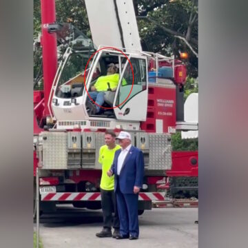 Η στιγμή που ο Ντόναλντ Τραμπ φωτογραφίζεται και ο οδηγός κοιμάται