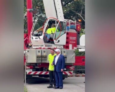 Η στιγμή που ο Ντόναλντ Τραμπ φωτογραφίζεται και ο οδηγός κοιμάται