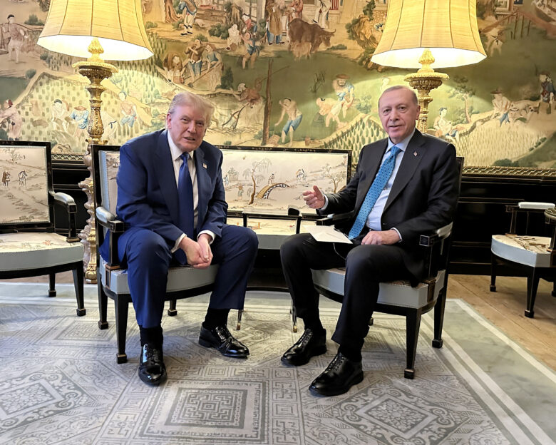 Συνάντηση Ερντογάν και Τραμπ στη Χάγη: «Στόχος η συνεργασία στον τομέα της αμυντικής βιομηχανίας»