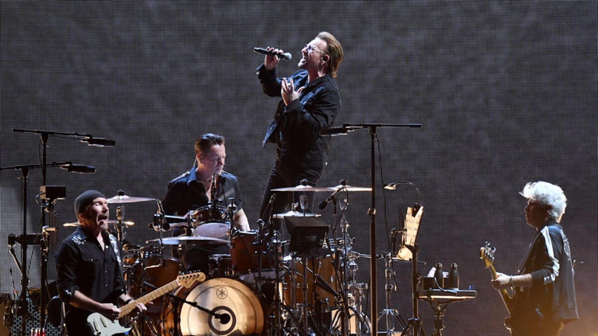 Πρώτος από αριστερά ο κιθαρίστας των U2, The Edge