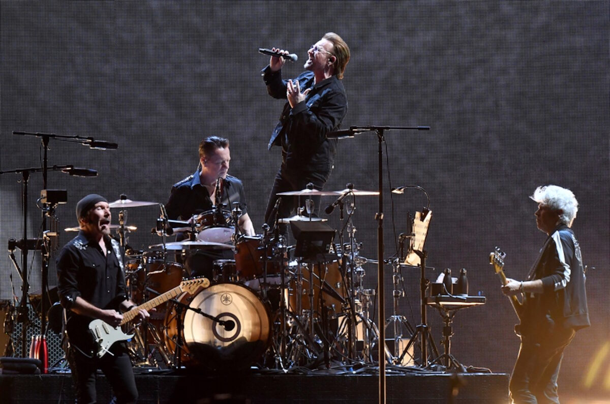 Πρώτος από αριστερά ο κιθαρίστας των U2, The Edge