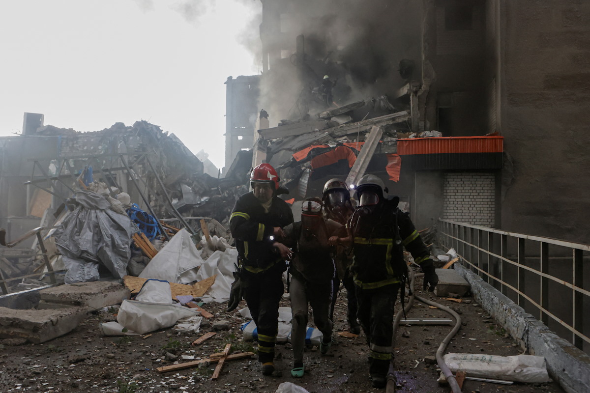 Διασώστες απομακρύνουν μία γυναίκα που τραυματίστηκε όταν ρωσικό drone χτύπησε ένα κτίριο