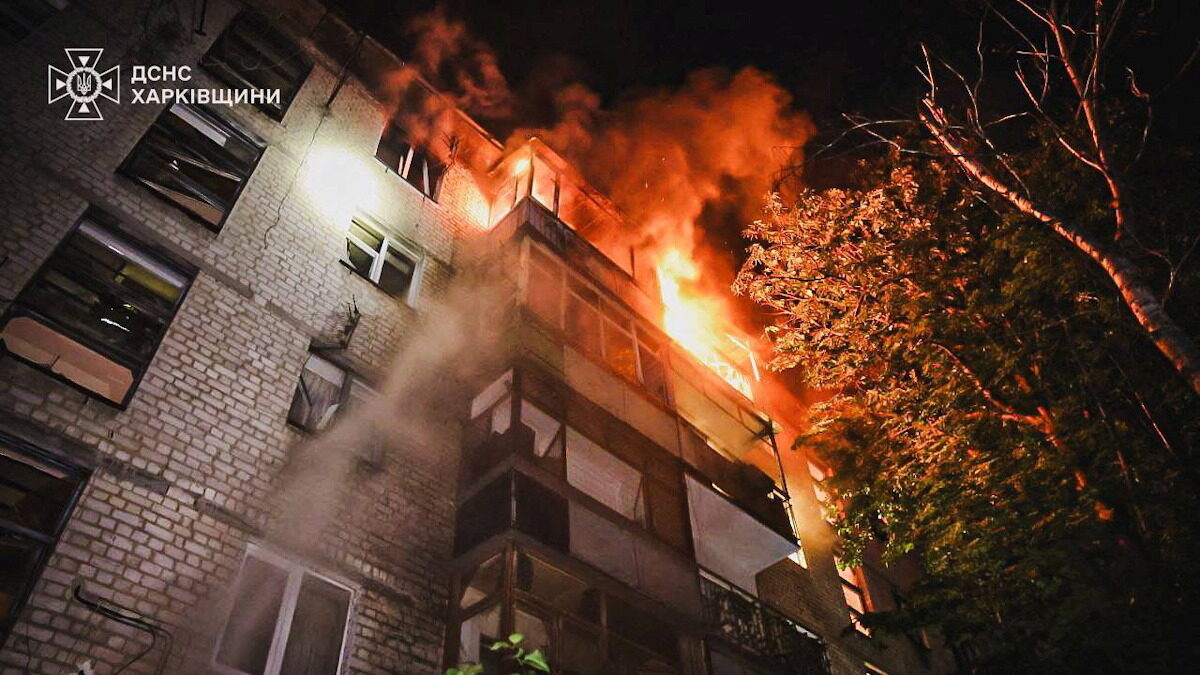 Φωτιά σε κτίριο στο Χάρκοβο μετά τη ρωσική επίθεση