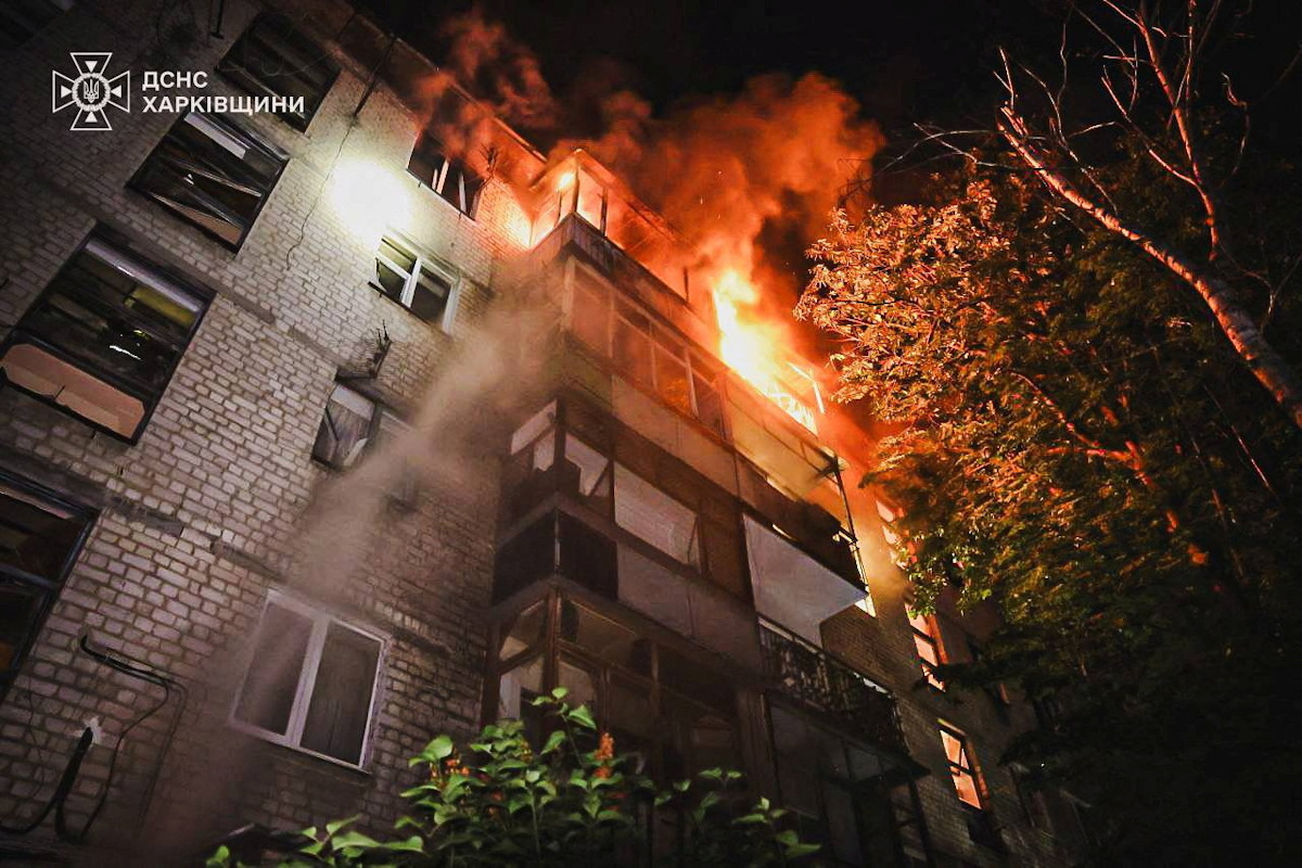 Φωτιά σε κτίριο στο Χάρκοβο μετά τη ρωσική επίθεση