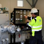 Ένας εργαζόμενος ελέγχει μια μονάδα στην εγκατάσταση αποθήκευσης φυσικού αερίου
