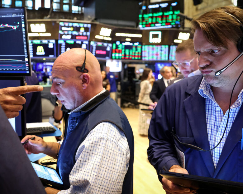 Στο κόκκινο έκλεισαν οι δείκτες στη Wall Street αφού η κόντρα Τραμπ – Μασκ καλά κρατεί