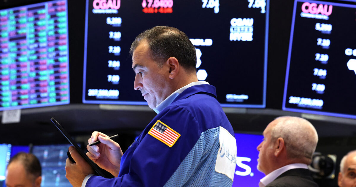 Wall Street: The S&P 500 closes lower, losing its 3 -day positive series