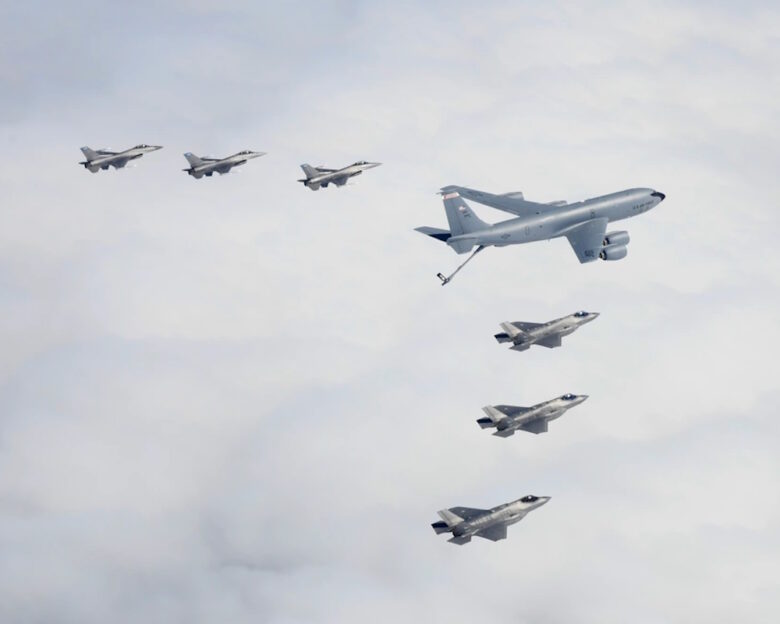 Οι ΗΠΑ αναπτύσσουν ιπτάμενα τάνκερ και stealth μαχητικά αεροσκάφη στη Μέση Ανατολή – Μήνυμα ισχύος κι αποτροπής στο Ιράν