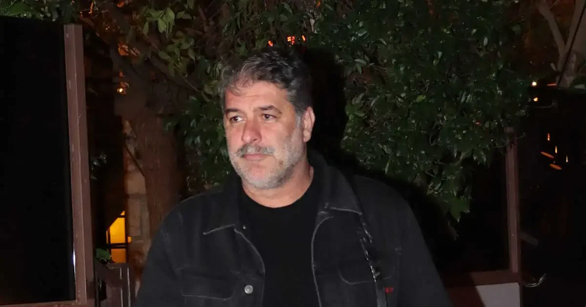 Βασίλης Μπισμπίκης: Η αντισυμβατική φωτογράφιση με κόκκινες γόβες και διχτυωτές κάλτσες