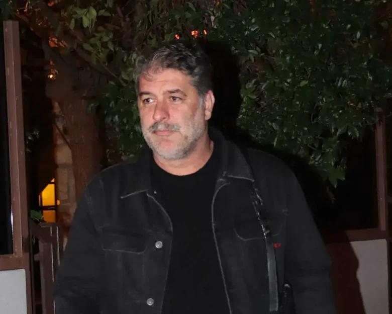 Βασίλης Μπισμπίκης: Η αντισυμβατική φωτογράφιση με κόκκινες γόβες και διχτυωτές κάλτσες