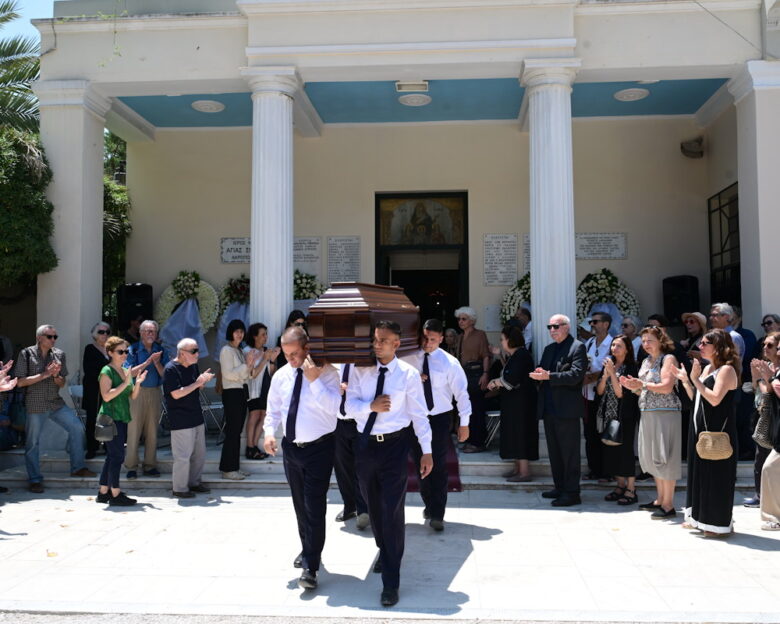 Βασίλης Παπαβασιλείου: Συγκίνηση στο «τελευταίο αντίο» στον σπουδαίο θεατράνθρωπο