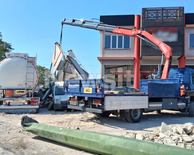 Βυτιοφόρο έπεσε σε μάντρα αυτοκινήτων στο Μενίδι: Τραυματίστηκε ο οδηγός, προκλήθηκαν ζημιές σε παρκαρισμένα αυτοκίνητα