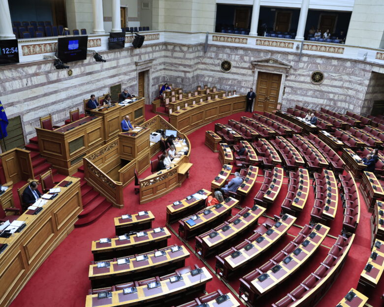 Σκάνδαλο ΟΠΕΚΕΠΕ: 3.000 σελίδες η δικογραφία – Το αδίκημα της απιστίας για Βορίδη και Αυγενάκη και οι «κοριοί» που «έκαψαν» βουλευτές