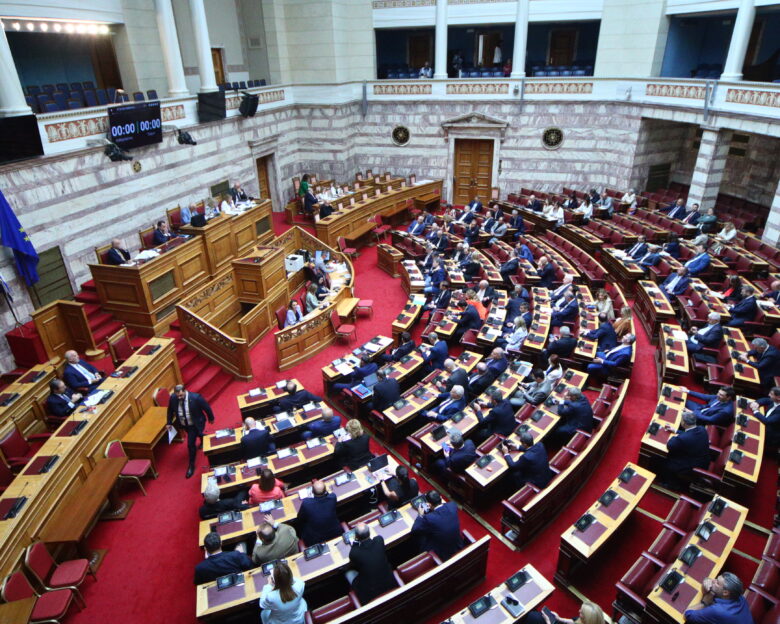 Βουλή: Live η συζήτηση για τη σύσταση Προανακριτικής – Οι 14 κάλπες και η μυστική ψηφοφορία