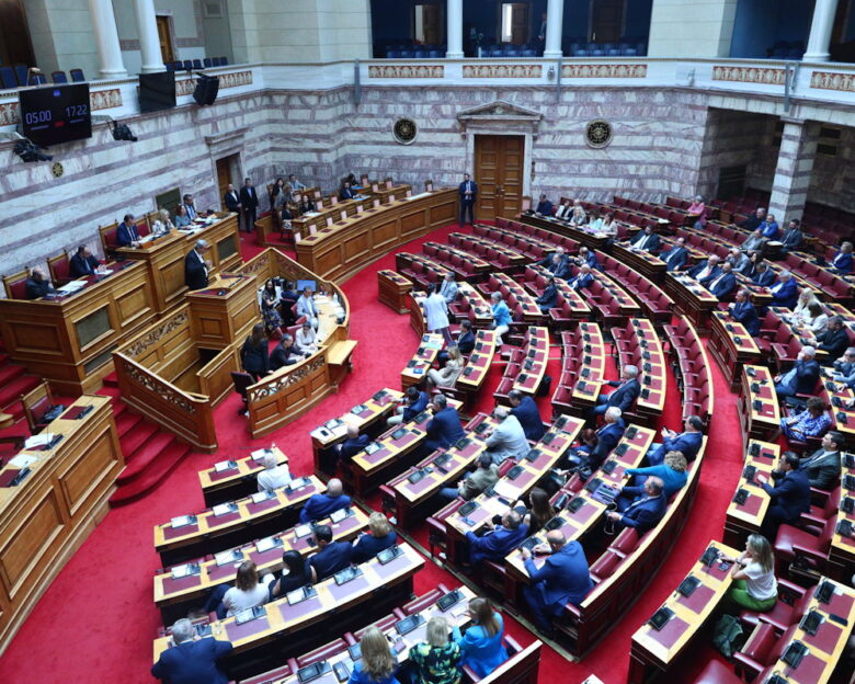 Προανακριτική για τα Τέμπη: Οι αντιφάσεις που αναδεικνύει το Μαξίμου, οι 14 κάλπες και η αριθμητική των ψήφων για τη σύστασή της