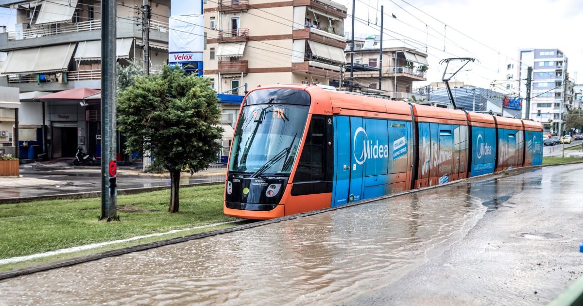 Καιρός: Ισχυρές βροχές στα νότια προάστια της Αττικής – Πού θα χτυπήσουν τα φαινόμενα τις επόμενες ώρες