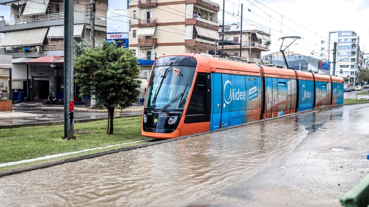 Πλημμύρισαν και οι γραμμές του Τραμ στη Νέα Σμύρνη
