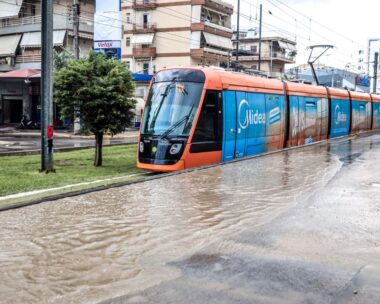 Πλημμύρισαν και οι γραμμές του Τραμ στη Νέα Σμύρνη