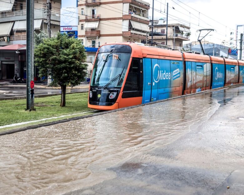 Καιρός: Ισχυρές βροχές στα νότια προάστια της Αττικής – Πού θα χτυπήσουν τα φαινόμενα τις επόμενες ώρες