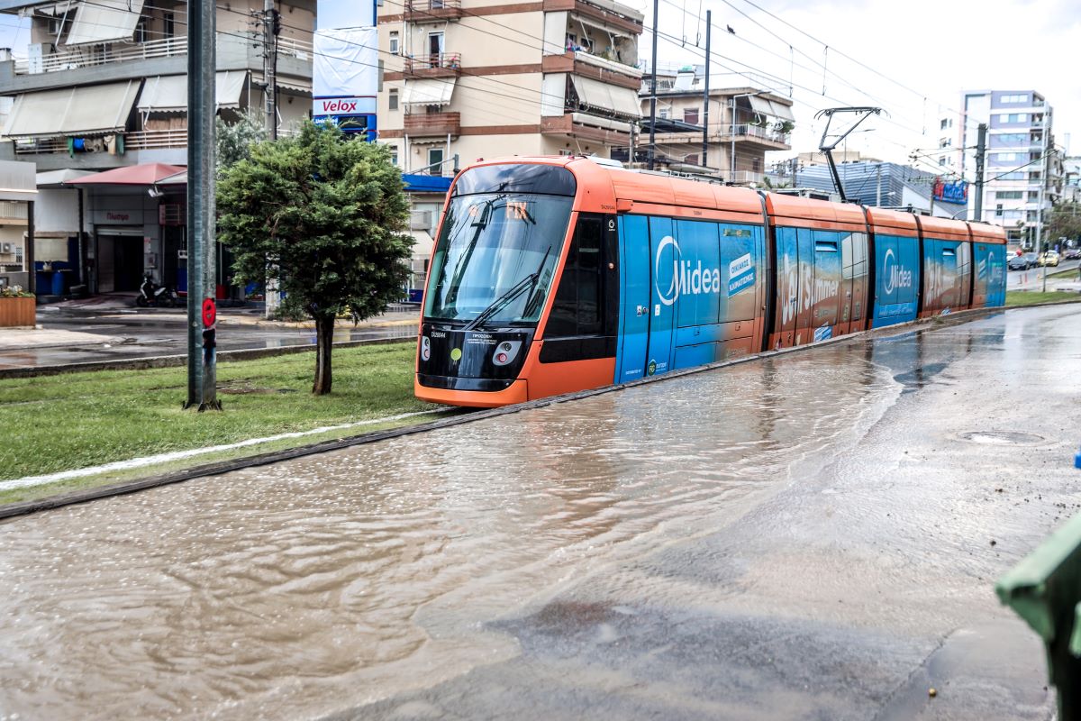Πλημμύρισαν και οι γραμμές του Τραμ στη Νέα Σμύρνη