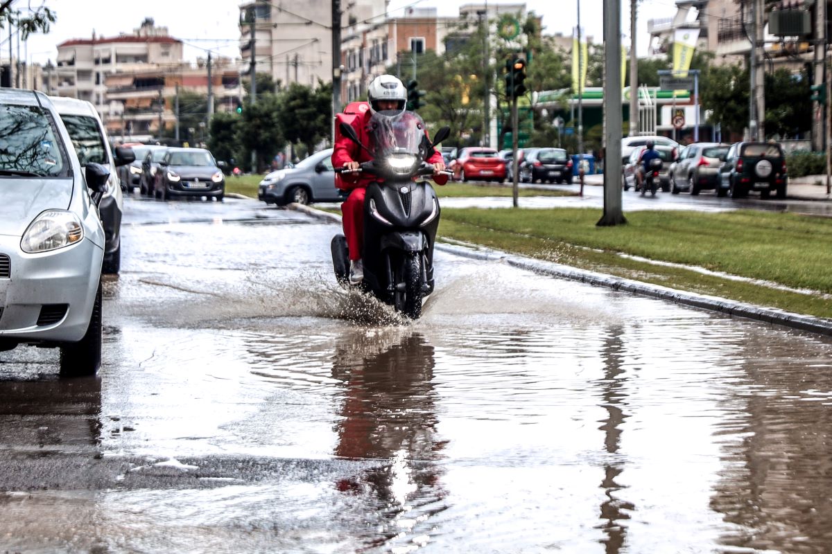 Πλημμύρισαν δρόμοι στα νότια προάστια