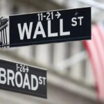 Πινακίδα δρόμου στη Wall Street